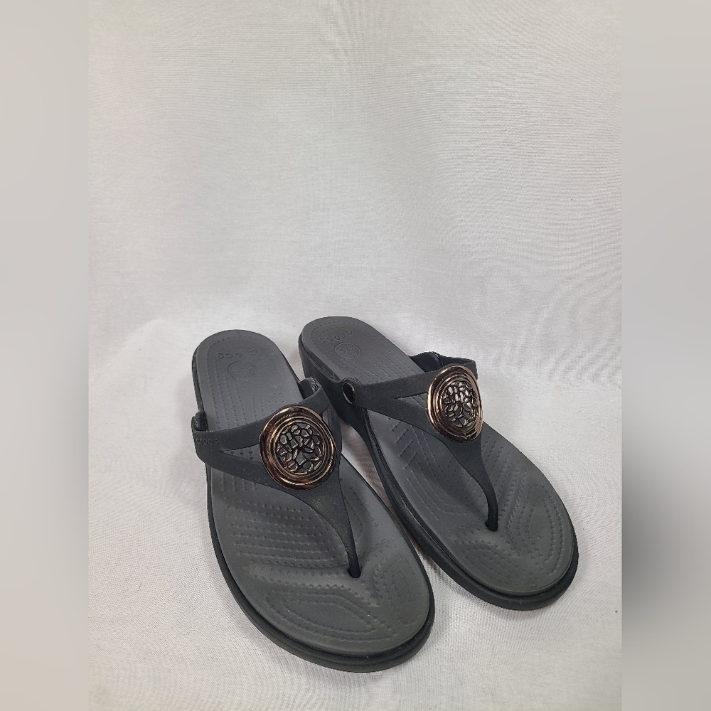 Crocs Women's Sanrah Circle Thong Flip Flop Wedge Sandals Black & Gold Size 11
